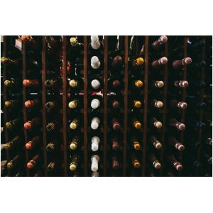 Bouteilles de vins rangée en colonne
